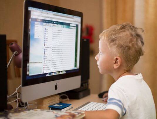 Ребенок смотрит в монитор