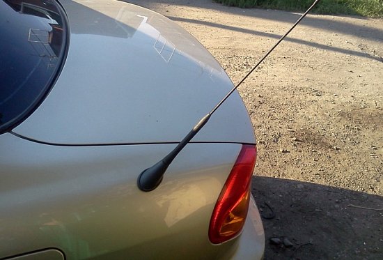 Устанавливаем и подключаем автоантенну